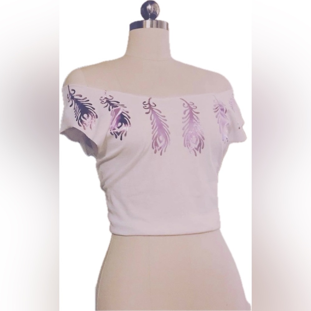 Cropped off the shoulder feather print top. Small.